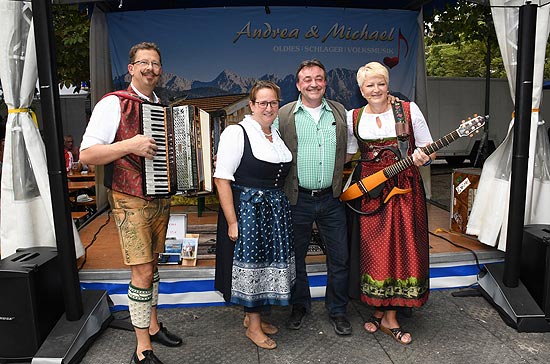 Eröffnung Bayernmarkt 2019 mit Stadträtin Alexandra Gaßmann (2.v.l.) und Bayernmarkt Chef Rudolf Tille (2.v.r.) und sowie dem Duo Andrea & Michael  (Foto: Ingrid Grossmann)